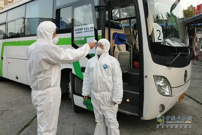 2月25日，車身廠啟用9輛消殺后的通勤車，接送97名員工上下班