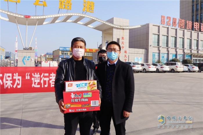 公路港援鄂司機的物資發(fā)放結(jié)束后，弘康環(huán)保孫總一行立即趕往金橋社區(qū)為執(zhí)勤人員送去慰問物資