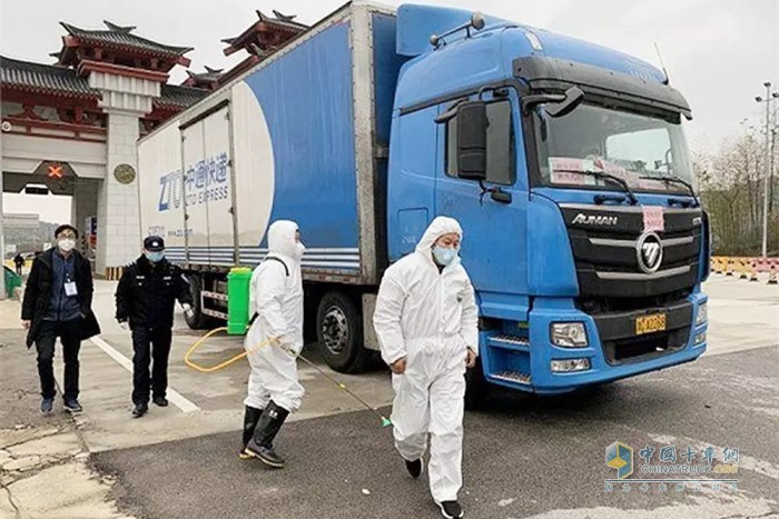 一輛搭載康明斯X12發(fā)動機的福田歐曼卡車穿過空蕩蕩的城區(qū)，駛?cè)牒背啾谑型瑵鸭忈t(yī)院