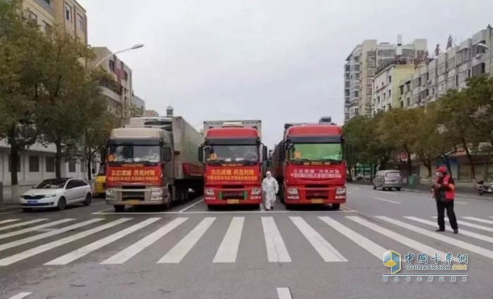 馬先生開著搭載康明斯ISZ發(fā)動機的東風旗艦卡車馳援武漢