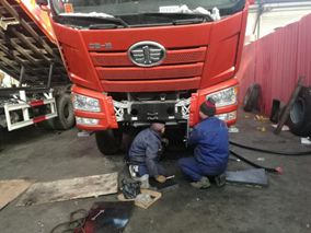 服務(wù)人員對徐工除雪車進行保養(yǎng)
