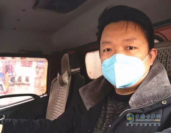 東風(fēng)兄弟俱樂(lè)部的雷鋒卡車(chē)司機(jī)和第四屆中國(guó)雷鋒卡車(chē)司機(jī)榮譽(yù)獲得者張雙兵