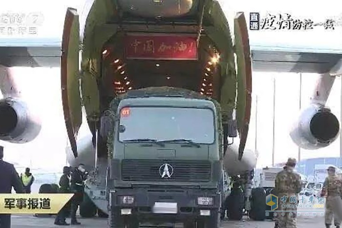 圖為滿載眾多醫(yī)療物資的北奔重卡，與解放軍醫(yī)護(hù)人員并肩作戰(zhàn)，馳援武漢，助力火神山醫(yī)院醫(yī)療救治任務(wù)