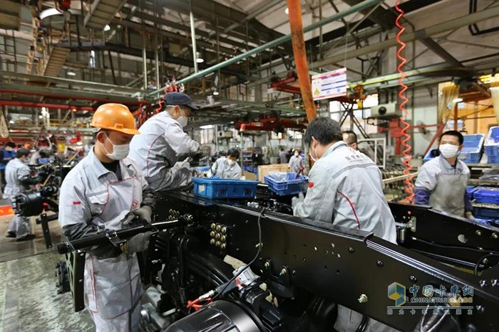 東風(fēng)新疆員工們正為疫情防控、防疫車輛生產(chǎn)、復(fù)工復(fù)產(chǎn)準(zhǔn)備等工作貢獻(xiàn)力量。