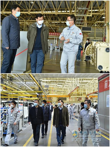 動力總成事業(yè)部總經(jīng)理楊鵬、車輛工廠廠長張金安匯報了防疫措施和疫情應(yīng)對處置方案,以及復(fù)工前的生產(chǎn)準(zhǔn)備情況、復(fù)工后的生產(chǎn)安排