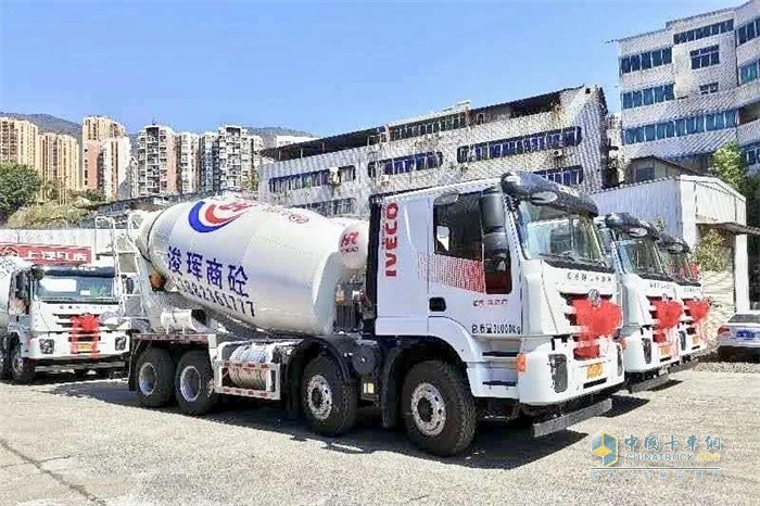 8臺紅巖瑞江攪拌車抵達攀枝花