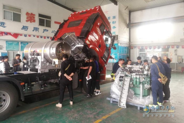 解放動(dòng)力天然氣CA6SM3發(fā)動(dòng)機(jī)培訓(xùn)現(xiàn)場