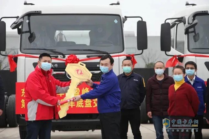 3月13日，東風(fēng)商用車將500輛東風(fēng)天錦底盤車正式交付盈峰中聯(lián)環(huán)境