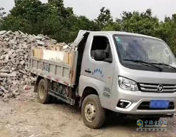 福田小金剛在鄉(xiāng)村道路載運(yùn)砂石等，能拉快跑，輕松應(yīng)對(duì)