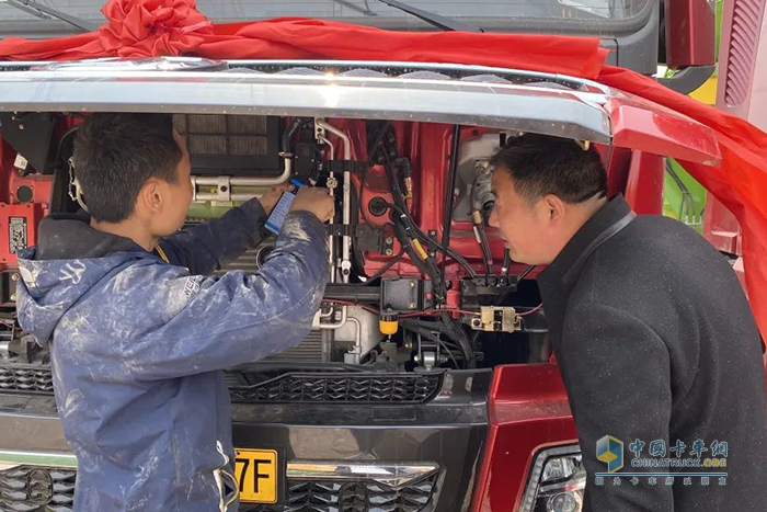 對車輛的產(chǎn)品性能、保養(yǎng)周期等進行了全方位的繞車講解