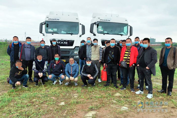 曼恩高效駕駛培訓(xùn)團(tuán)隊(duì)與順豐及其共建車隊(duì)運(yùn)營伙伴合影留念