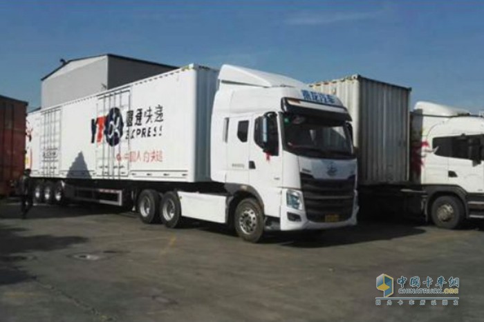 圓通速遞增購(gòu)500臺(tái)東風(fēng)柳汽乘龍H7快遞車，投入到為湖北拼單的運(yùn)輸一線