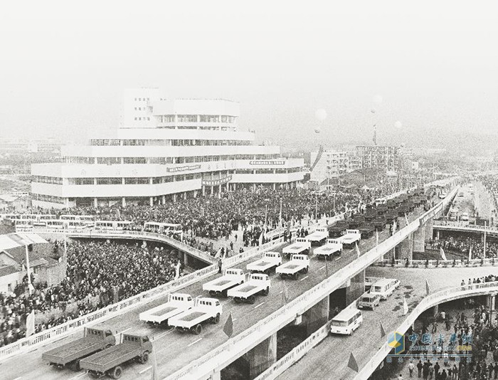1986年，躍進(jìn)131行駛在新落成的南京中央門立交橋