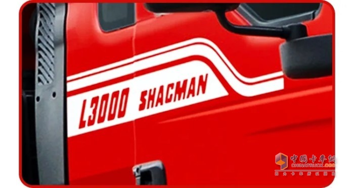 鏤空“SHACMAN L3000”車貼，為陜汽L3000的英文標(biāo)識，凸顯品牌歸屬感