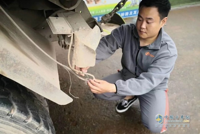 陜汽工作人員為用戶車輛做了檢測，對用戶進行了用車指導(dǎo)