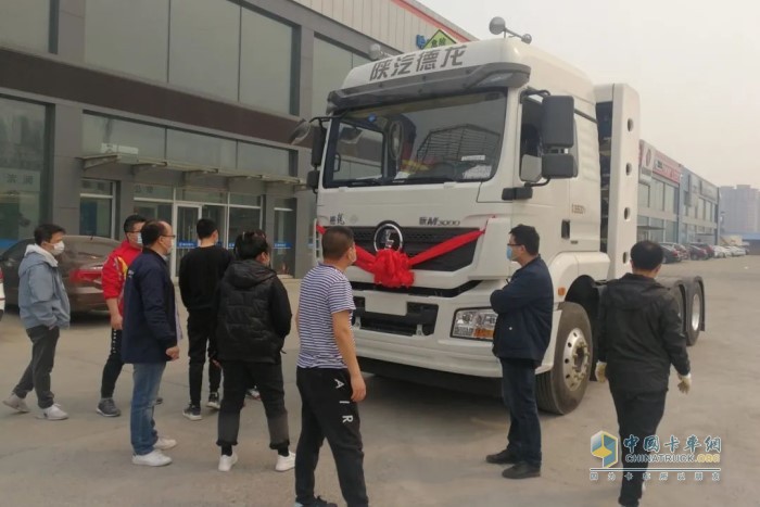 銷售經(jīng)理向客戶講解德龍新M3000天然氣危險品運輸牽引車駕駛操作、注意事項、發(fā)動機保養(yǎng)等具體事宜，并舉辦了交車儀式