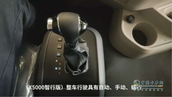 德龍X5000智行版設(shè)有A/M(自動/手動)模式、E/P(經(jīng)濟(jì)/動力)模式和LOAD(蠕行)模式