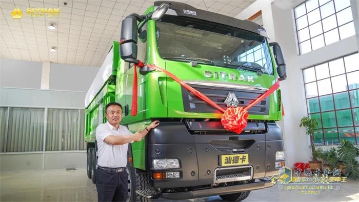 杜經理從優(yōu)勢性能等方面對汕德卡6×4智能渣土車進行了系統(tǒng)而專業(yè)的360°繞車講解