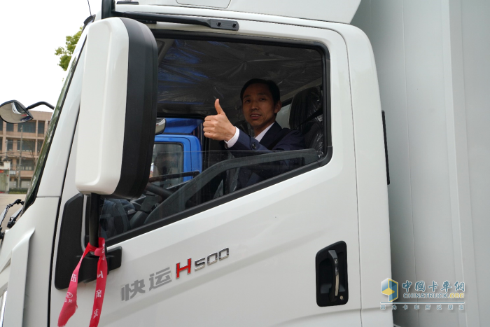 上汽輕卡AMT自動(dòng)擋“頭號(hào)玩家”車(chē)友會(huì)的卡友葉晶先生為躍進(jìn)快運(yùn)H500點(diǎn)贊