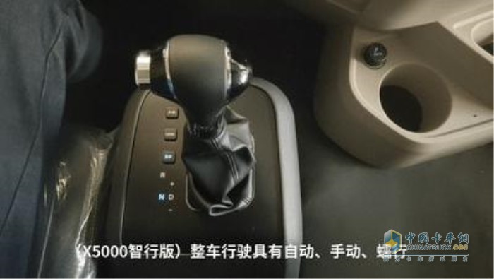 德龍X5000智行版AMT變速箱設(shè)有A/M（自動(dòng)/手動(dòng)）模式、E/P（經(jīng)濟(jì)/動(dòng)力）模式和LOAD（蠕行）模式
