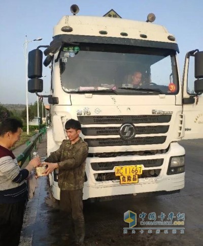 乾縣天鴻服務(wù)站為保障客戶車輛運營，全年365天服務(wù)站留人值班