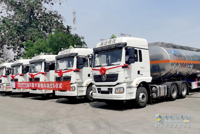 中集瑞江助力中石化“跨界”賣車不是終點(diǎn)，后期將依托瑞江液罐車的良好用戶口碑和市場(chǎng)基礎(chǔ)，發(fā)揮中石化渠道優(yōu)勢(shì)，助力中石化搭建加油站汽車零售場(chǎng)景，將加油站的服務(wù)鏈條從終端消費(fèi)市場(chǎng)向前端售車環(huán)節(jié)延伸，推動(dòng)鄭州中石化由油品供應(yīng)商向綜合服務(wù)商轉(zhuǎn)型。