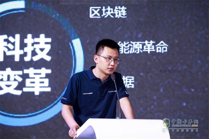 歐航歐馬可事業(yè)部營(yíng)銷(xiāo)公司歐航產(chǎn)品經(jīng)理王士波介紹全新一代歐航R系列超級(jí)中卡