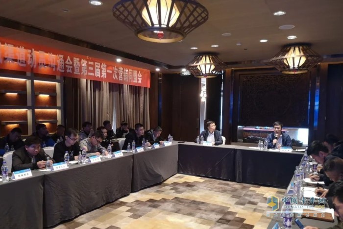陜重汽銷售公司銷售支持部經(jīng)理凈萬強(qiáng)、陜重汽銷售公司西藏區(qū)域總經(jīng)理尹承印，分別為一季度優(yōu)秀個(gè)人頒發(fā)“優(yōu)秀終端銷售獎(jiǎng)及市場(chǎng)推廣達(dá)人獎(jiǎng)”