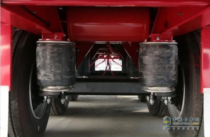裝配空懸的13米新標(biāo)三軸倉(cāng)柵半掛車(chē)