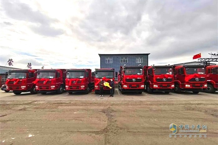 陜汽商用車(chē)軒德6系4×2自卸車(chē)交付