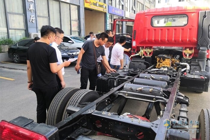 東風(fēng)輕型車經(jīng)銷商組織客戶開展新品團購會