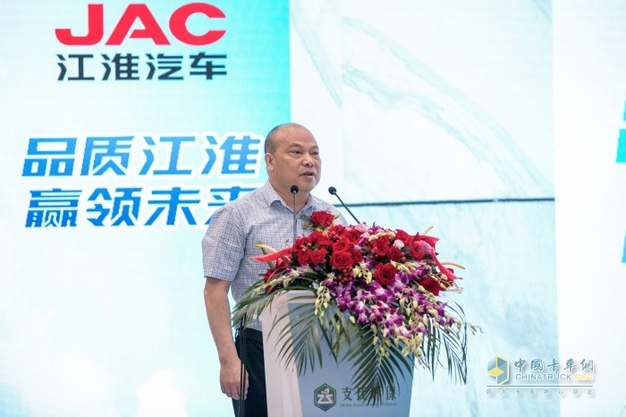 深圳市環(huán)衛(wèi)清潔行業(yè)協(xié)會(huì)會(huì)長劉青致辭