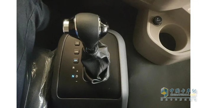 德龍X5000智行版AMT變速箱設(shè)有A/M(自動(dòng)/手動(dòng))模式、E/P(經(jīng)濟(jì)/動(dòng)力)模式和LOAD(蠕行)模式