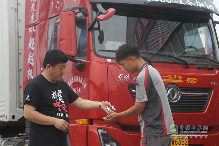 公證人員見證下，東風商用車負責人將油箱、貨廂鑰匙交給順豐速運寄送新疆