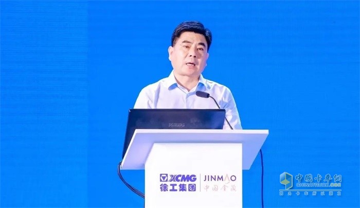 徐州市銅山區(qū)委常委、徐州高新區(qū)常務(wù)副主任于帆為本次研討會(huì)致開幕辭