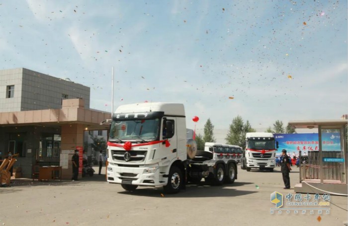 30臺(tái)北奔國(guó)六天然氣牽引車駛出技術(shù)中心