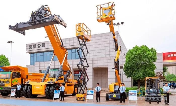 從右至左車型依次為：電動平衡重式叉車、曲臂移動式升降工作平臺、剪叉式高空作業(yè)平臺、45噸電動集裝箱正面吊