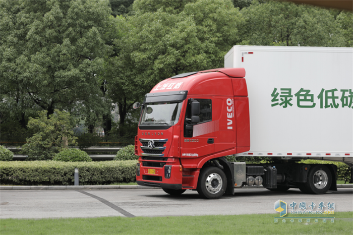 上汽紅巖新一代低鞍座紅巖杰獅牽引車(chē)
