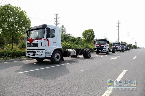 陜汽軒德6系單橋散裝飼料運(yùn)輸車