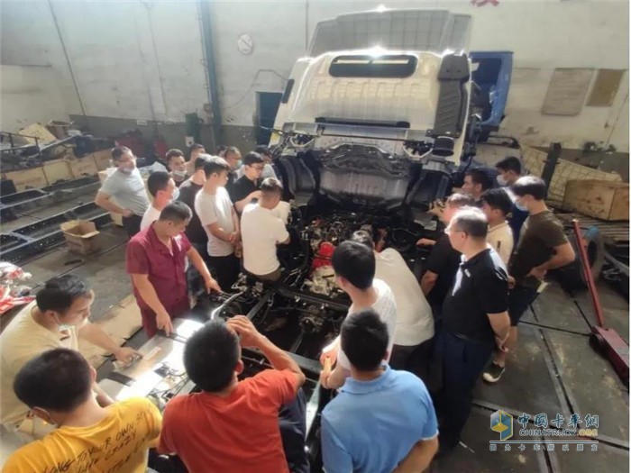 圍繞國六整車，培訓(xùn)老師實操演示