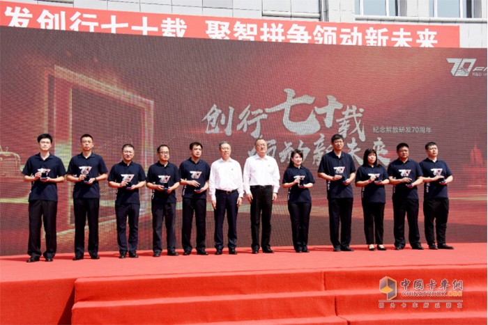 　　(胡漢杰、朱啟昕為員工代表頒發(fā)徽章)