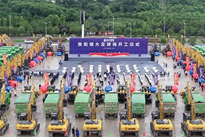 百臺(tái)漢風(fēng)G7環(huán)保渣土車(chē)助力貴陽(yáng)恒大足球場(chǎng)建設(shè)！