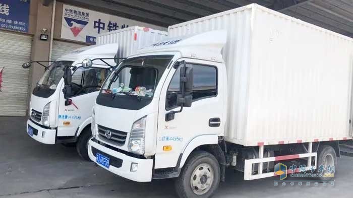 盧姐的躍進(jìn)輕卡，左側(cè)為第一輛車