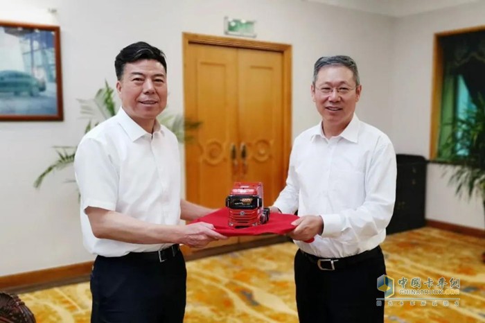 一汽解放黨委書(shū)記、董事長(zhǎng)胡漢杰贈(zèng)予嚴(yán)鑒鉑董事長(zhǎng)一輛解放車模