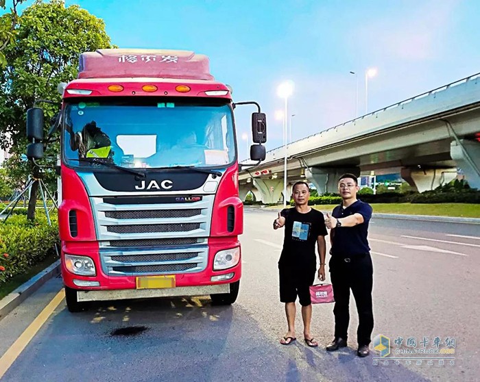 ?深圳經(jīng)銷商代表贈送關銳明格爾發(fā)V7車模