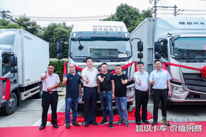 與會(huì)領(lǐng)導(dǎo)、嘉賓為歐航R系列超級(jí)卡車點(diǎn)贊