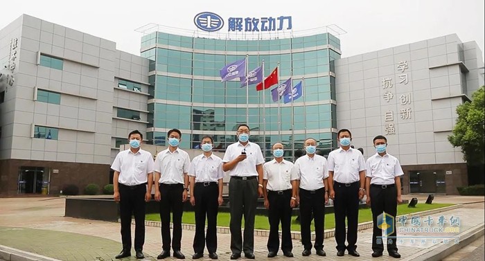一汽解放總經(jīng)理助理，發(fā)動機事業(yè)部黨委書記、總經(jīng)理錢恒榮與其他與會領(lǐng)導(dǎo)參加會議