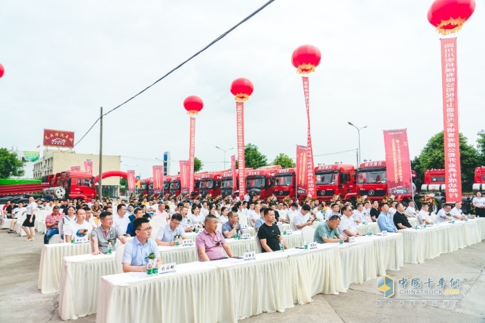 樂山德朋汽車鉆石級(jí)體驗(yàn)店開業(yè)盛典暨40臺(tái)LNG牽引車交車儀式