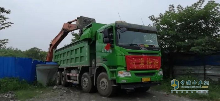 蕪湖北坤運(yùn)輸有限公司等單位積極調(diào)派聯(lián)合卡車渣土車奔赴災(zāi)區(qū)，實(shí)施救援，持續(xù)向蕪湖堤壩運(yùn)輸泥土、黃沙，加對(duì)堤壩進(jìn)行構(gòu)筑加固
