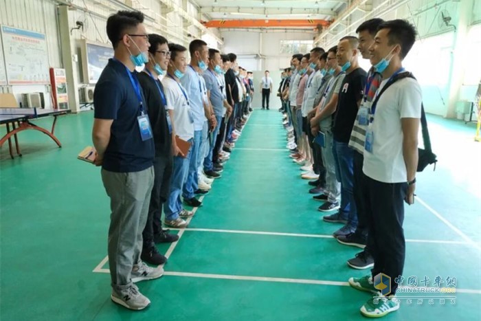 陜重汽銷售公司銷售部經(jīng)理兼載貨車項目經(jīng)理杜岳峰對本次培訓致辭，提振信心